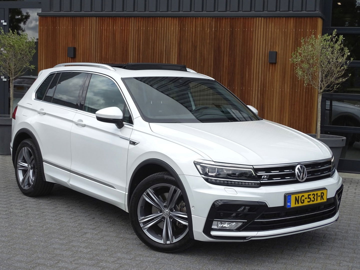 Volkswagen Tiguan 2.0 TSI 4-Motion 180PK / R-Line / ACC / Keyless / Pano / LED /