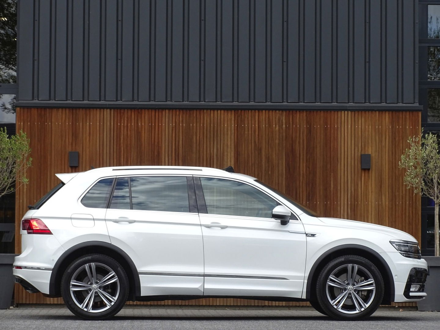 Volkswagen Tiguan 2.0 TSI 4-Motion 180PK / R-Line / ACC / Keyless / Pano / LED /