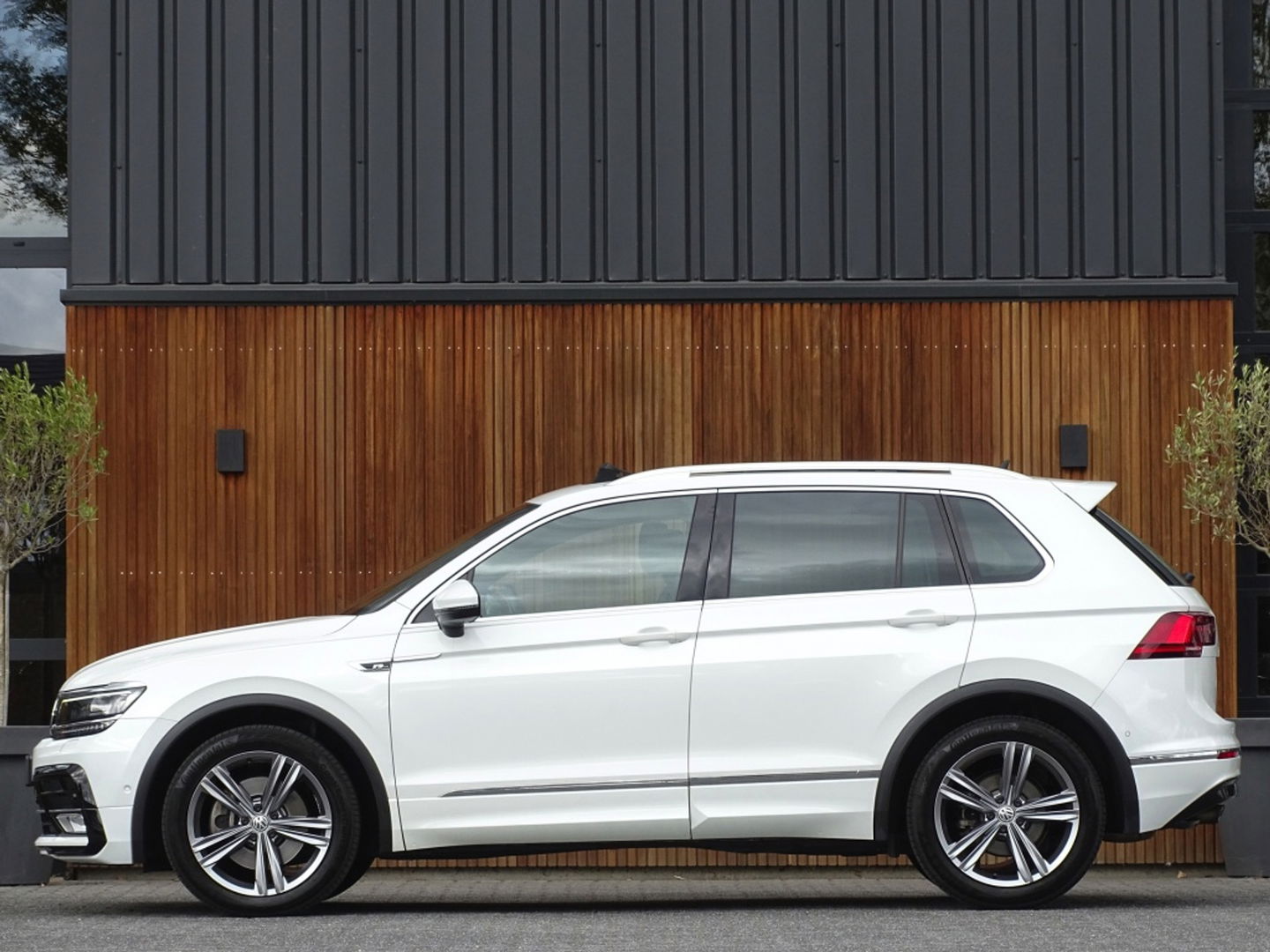 Volkswagen Tiguan 2.0 TSI 4-Motion 180PK / R-Line / ACC / Keyless / Pano / LED /