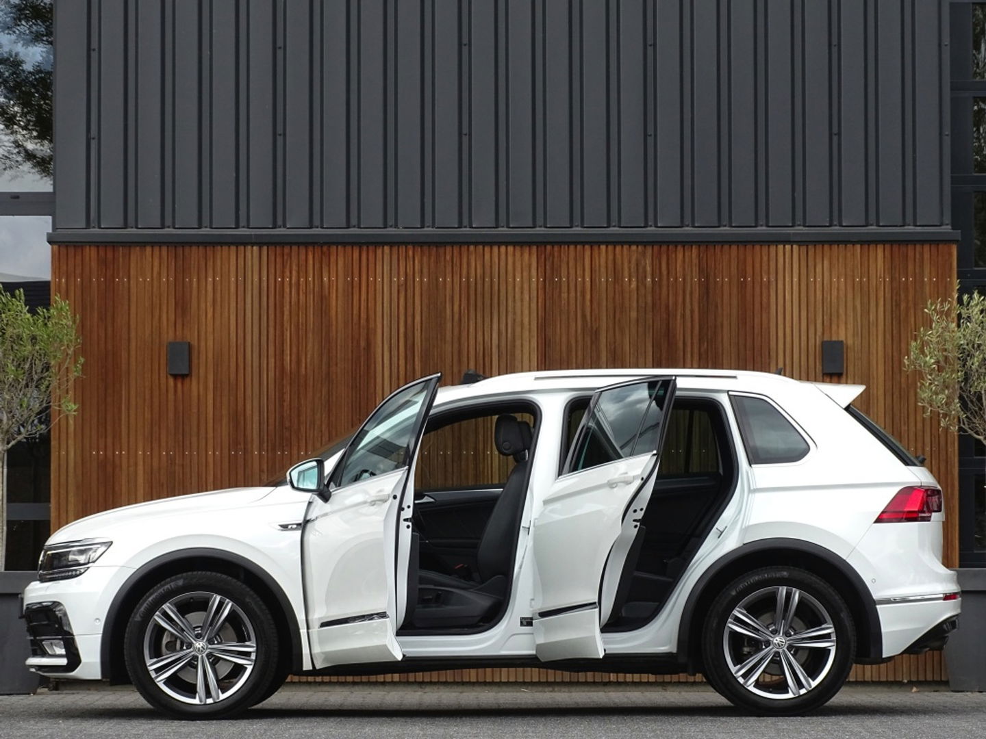 Volkswagen Tiguan 2.0 TSI 4-Motion 180PK / R-Line / ACC / Keyless / Pano / LED /
