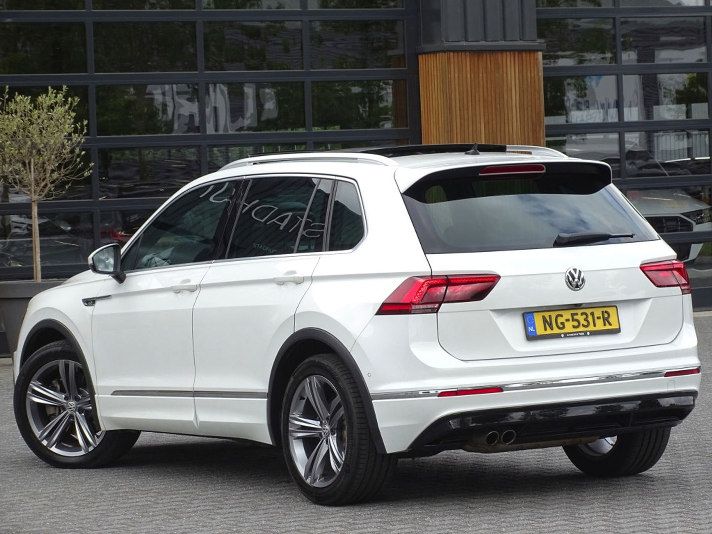 Volkswagen Tiguan 2.0 TSI 4-Motion 180PK / R-Line / ACC / Keyless / Pano / LED /