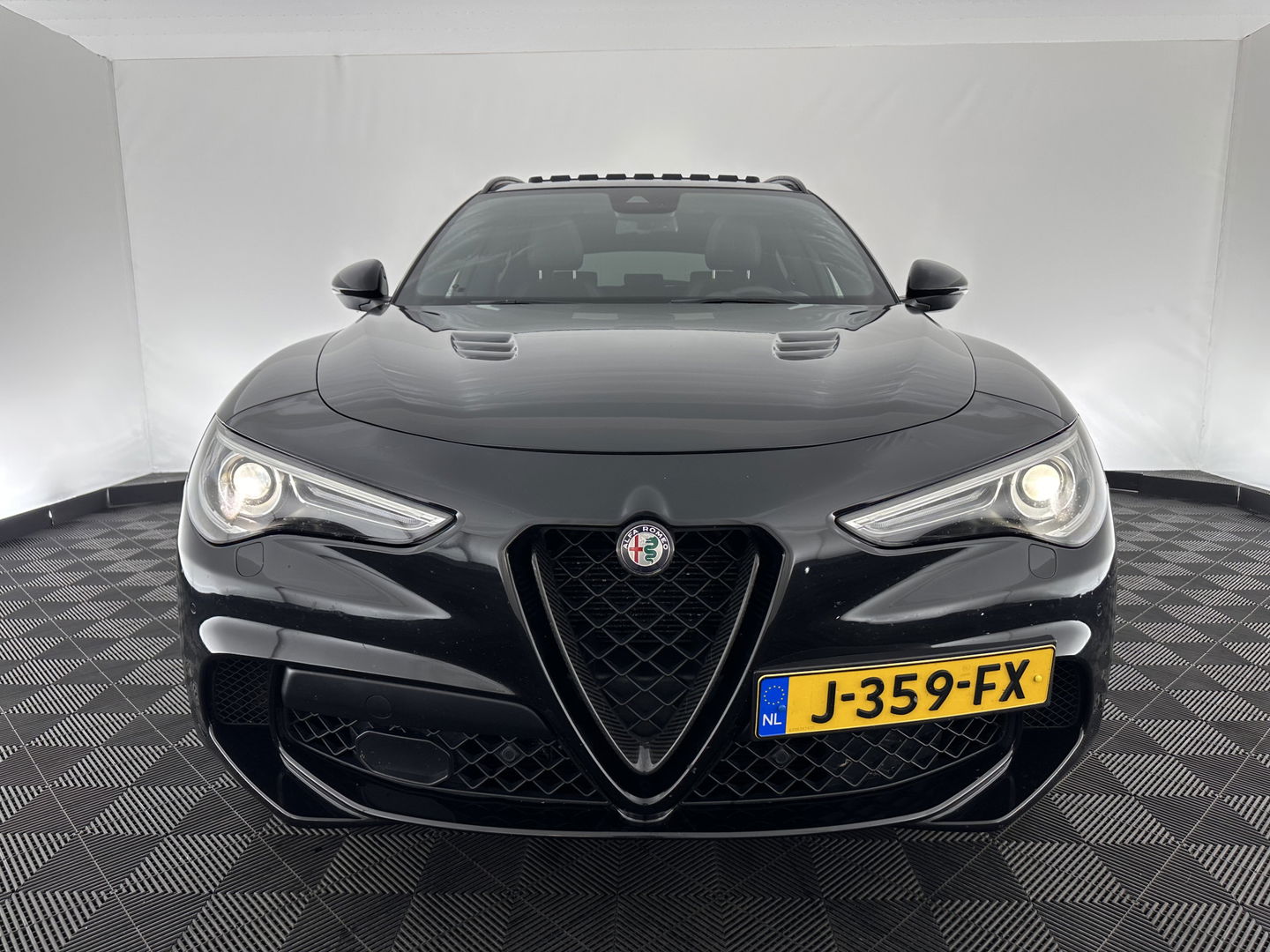 Alfa Romeo Stelvio 2.9 V6 AWD Quadrifoglio (INCL-BTW) Aut. *PANO | LEATHER-ALCANTARA | XENON | ADAPTIVE-CRUISE | BLIND-SPOT | HARMAN/KARDON | MEMORY-PACK | HEATED-SPORTSEATS | DAB+ | KEYLESS | CARPLAY | NAVI-FULLMAP | CARBON-INLAY |