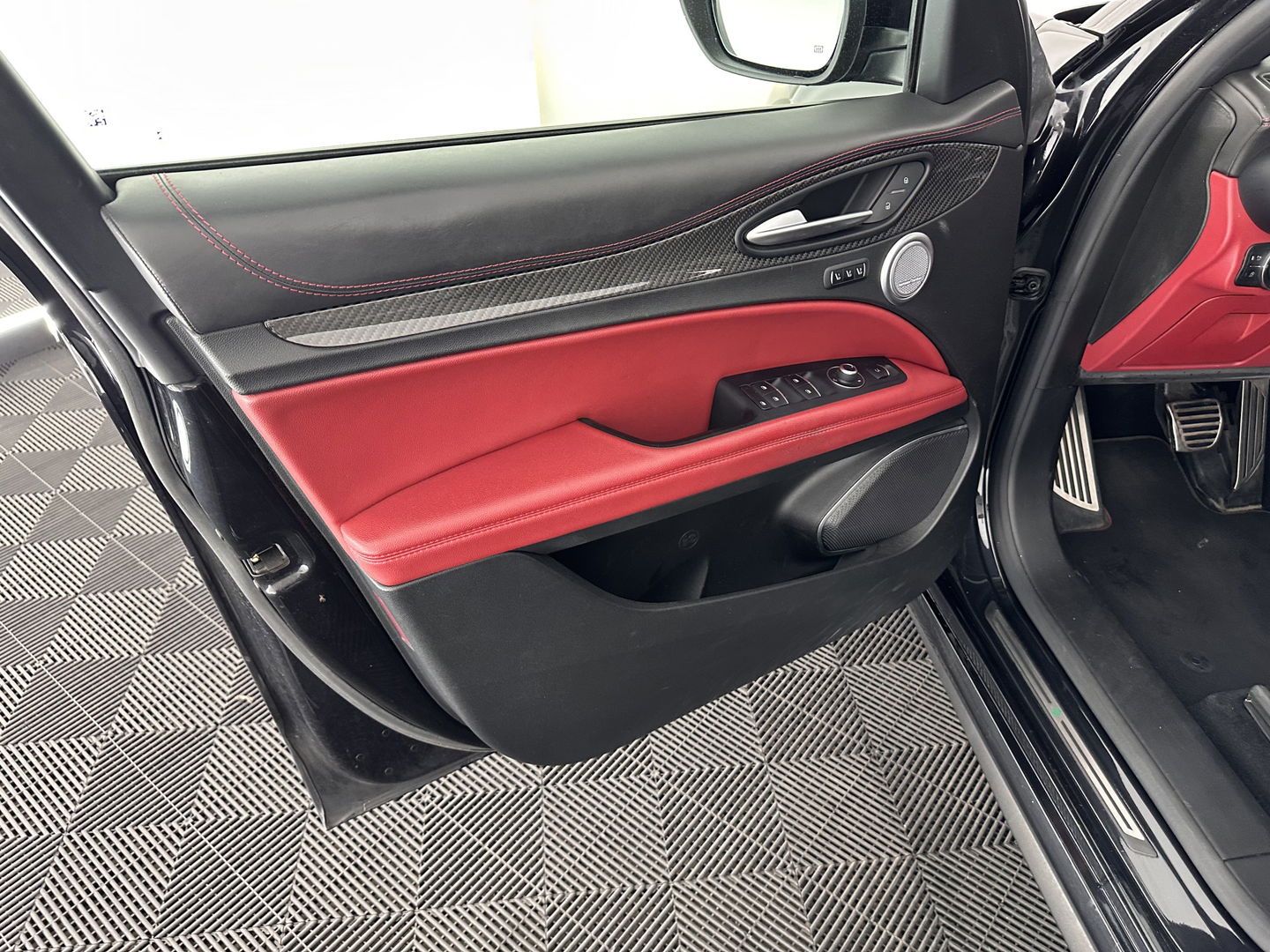 Alfa Romeo Stelvio 2.9 V6 AWD Quadrifoglio (INCL-BTW) Aut. *PANO | LEATHER-ALCANTARA | XENON | ADAPTIVE-CRUISE | BLIND-SPOT | HARMAN/KARDON | MEMORY-PACK | HEATED-SPORTSEATS | DAB+ | KEYLESS | CARPLAY | NAVI-FULLMAP | CARBON-INLAY |
