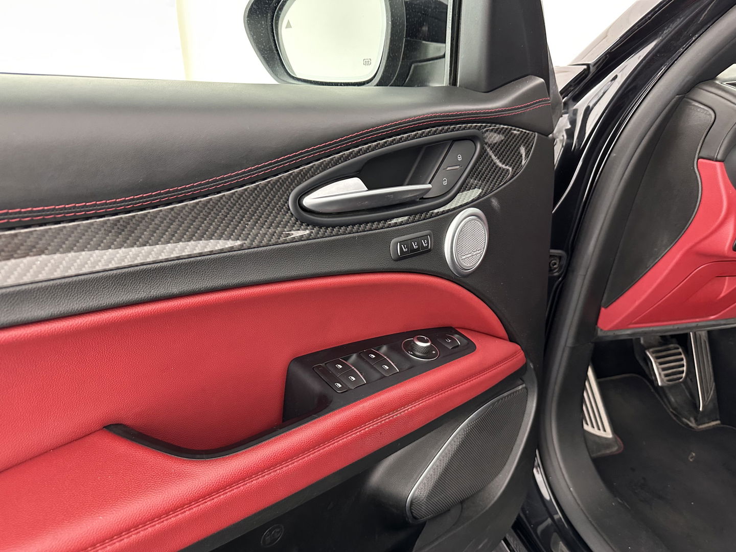 Alfa Romeo Stelvio 2.9 V6 AWD Quadrifoglio (INCL-BTW) Aut. *PANO | LEATHER-ALCANTARA | XENON | ADAPTIVE-CRUISE | BLIND-SPOT | HARMAN/KARDON | MEMORY-PACK | HEATED-SPORTSEATS | DAB+ | KEYLESS | CARPLAY | NAVI-FULLMAP | CARBON-INLAY |