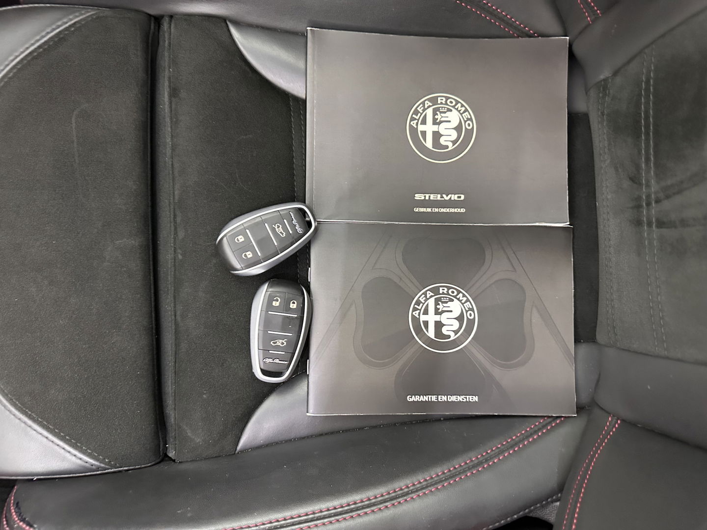 Alfa Romeo Stelvio 2.9 V6 AWD Quadrifoglio (INCL-BTW) Aut. *PANO | LEATHER-ALCANTARA | XENON | ADAPTIVE-CRUISE | BLIND-SPOT | HARMAN/KARDON | MEMORY-PACK | HEATED-SPORTSEATS | DAB+ | KEYLESS | CARPLAY | NAVI-FULLMAP | CARBON-INLAY |