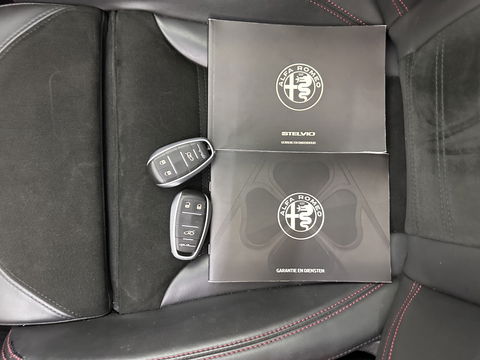 Alfa Romeo Stelvio 2.9 V6 AWD Quadrifoglio (INCL-BTW) Aut. *PANO | LEATHER-ALCANTARA | XENON | ADAPTIVE-CRUISE | BLIND-SPOT | HARMAN/KARDON | MEMORY-PACK | HEATED-SPORTSEATS | DAB+ | KEYLESS | CARPLAY | NAVI-FULLMAP | CARBON-INLAY |