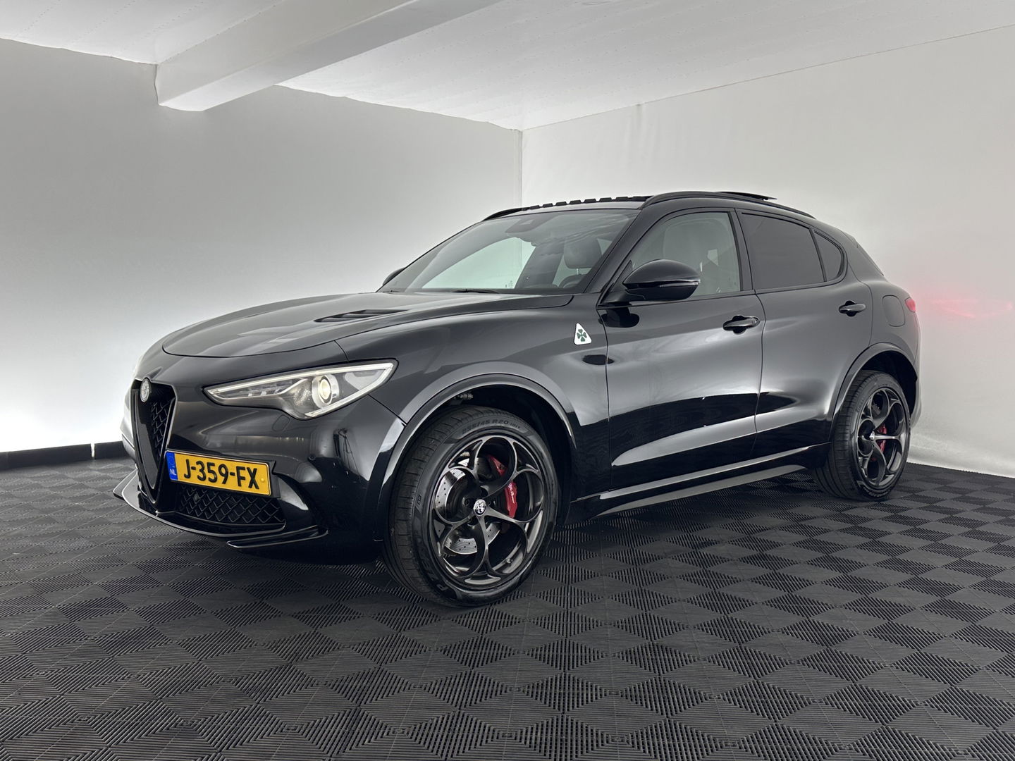 Alfa Romeo Stelvio 2.9 V6 AWD Quadrifoglio (INCL-BTW) Aut. *PANO | LEATHER-ALCANTARA | XENON | ADAPTIVE-CRUISE | BLIND-SPOT | HARMAN/KARDON | MEMORY-PACK | HEATED-SPORTSEATS | DAB+ | KEYLESS | CARPLAY | NAVI-FULLMAP | CARBON-INLAY |