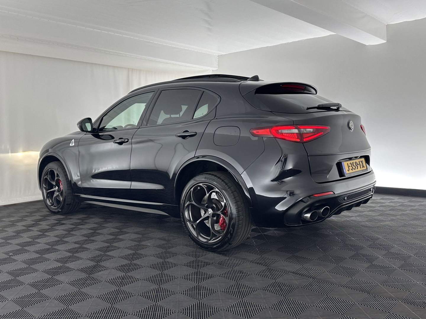 Alfa Romeo Stelvio 2.9 V6 AWD Quadrifoglio (INCL-BTW) Aut. *PANO | LEATHER-ALCANTARA | XENON | ADAPTIVE-CRUISE | BLIND-SPOT | HARMAN/KARDON | MEMORY-PACK | HEATED-SPORTSEATS | DAB+ | KEYLESS | CARPLAY | NAVI-FULLMAP | CARBON-INLAY |