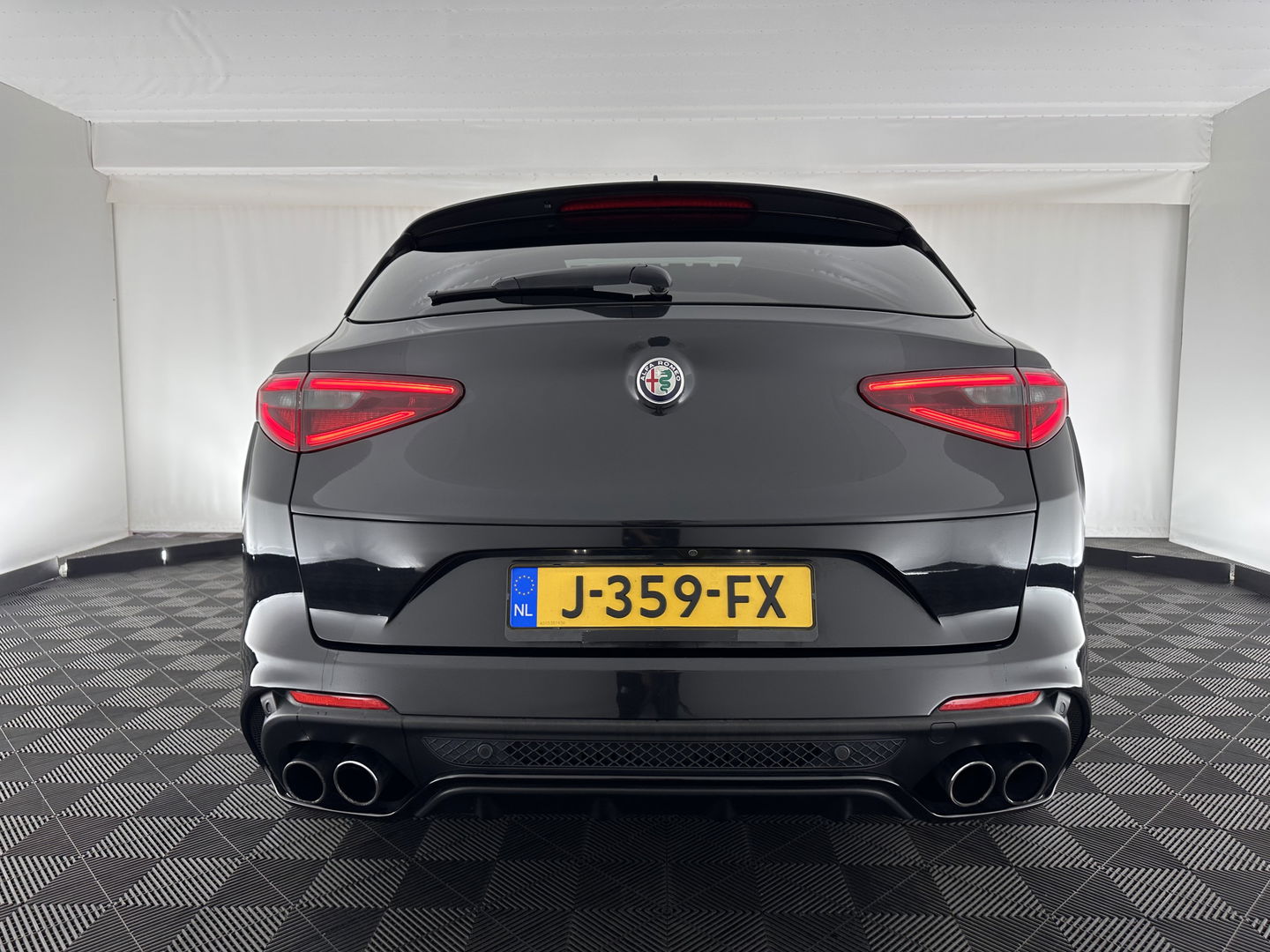 Alfa Romeo Stelvio 2.9 V6 AWD Quadrifoglio (INCL-BTW) Aut. *PANO | LEATHER-ALCANTARA | XENON | ADAPTIVE-CRUISE | BLIND-SPOT | HARMAN/KARDON | MEMORY-PACK | HEATED-SPORTSEATS | DAB+ | KEYLESS | CARPLAY | NAVI-FULLMAP | CARBON-INLAY |