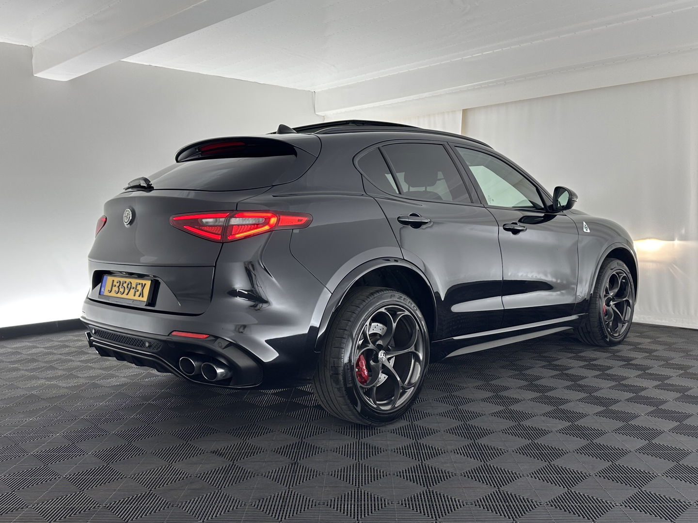 Alfa Romeo Stelvio 2.9 V6 AWD Quadrifoglio (INCL-BTW) Aut. *PANO | LEATHER-ALCANTARA | XENON | ADAPTIVE-CRUISE | BLIND-SPOT | HARMAN/KARDON | MEMORY-PACK | HEATED-SPORTSEATS | DAB+ | KEYLESS | CARPLAY | NAVI-FULLMAP | CARBON-INLAY |