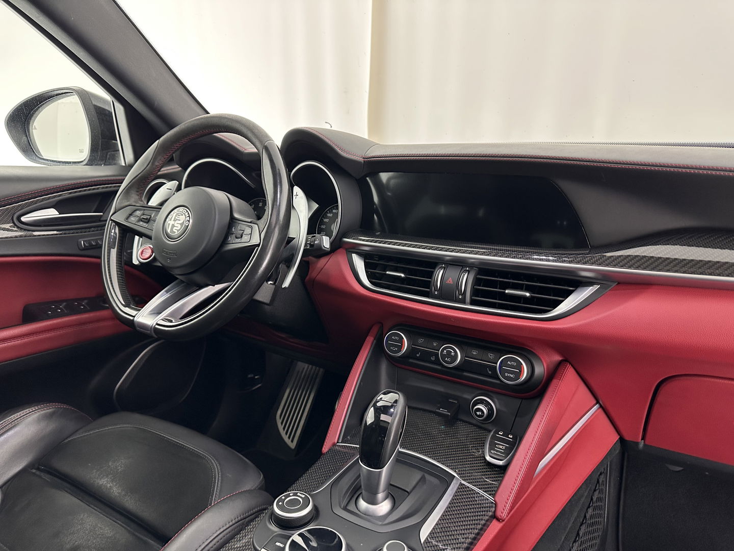 Alfa Romeo Stelvio 2.9 V6 AWD Quadrifoglio (INCL-BTW) Aut. *PANO | LEATHER-ALCANTARA | XENON | ADAPTIVE-CRUISE | BLIND-SPOT | HARMAN/KARDON | MEMORY-PACK | HEATED-SPORTSEATS | DAB+ | KEYLESS | CARPLAY | NAVI-FULLMAP | CARBON-INLAY |