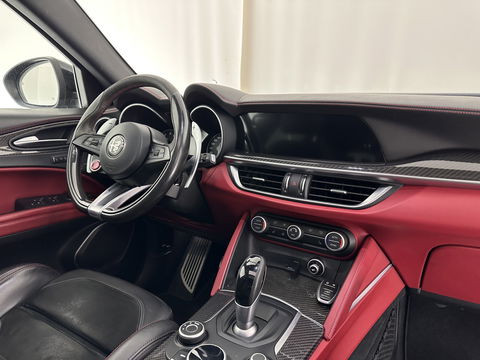 Alfa Romeo Stelvio 2.9 V6 AWD Quadrifoglio (INCL-BTW) Aut. *PANO | LEATHER-ALCANTARA | XENON | ADAPTIVE-CRUISE | BLIND-SPOT | HARMAN/KARDON | MEMORY-PACK | HEATED-SPORTSEATS | DAB+ | KEYLESS | CARPLAY | NAVI-FULLMAP | CARBON-INLAY |