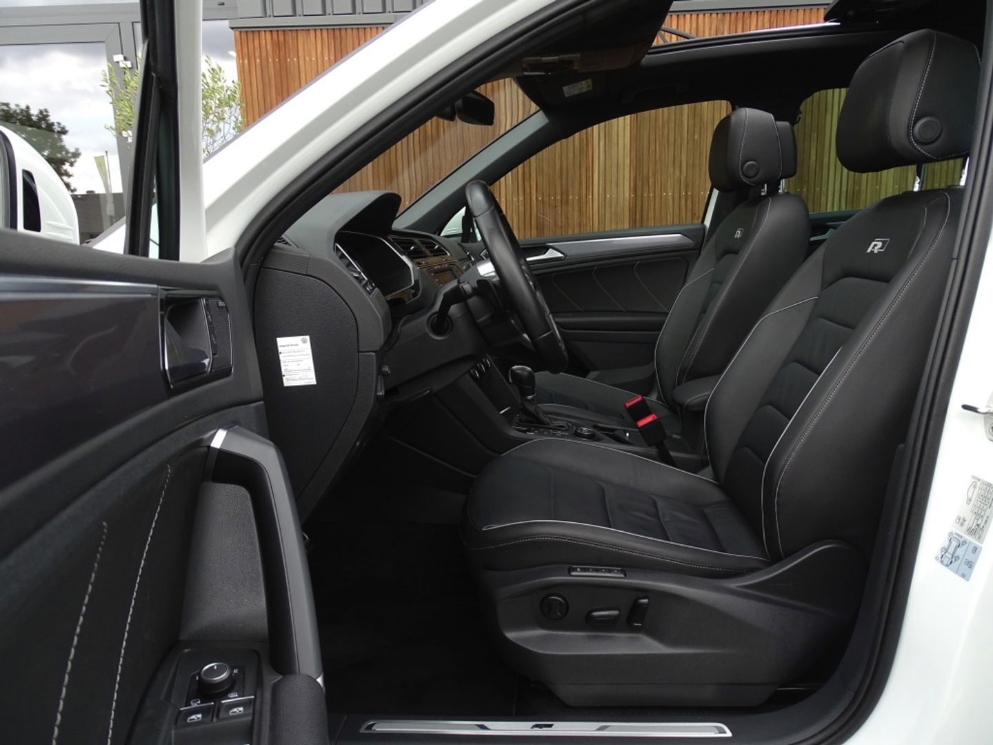 Volkswagen Tiguan 2.0 TSI 4-Motion 180PK / R-Line / ACC / Keyless / Pano / LED /