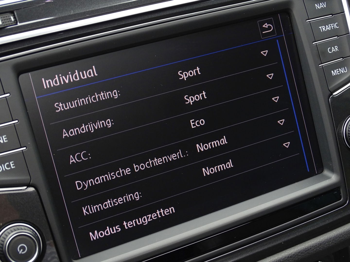 Volkswagen Tiguan 2.0 TSI 4-Motion 180PK / R-Line / ACC / Keyless / Pano / LED /