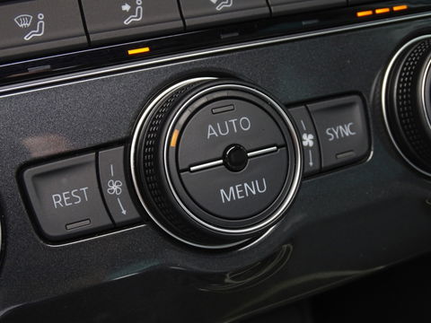 Volkswagen Tiguan 2.0 TSI 4-Motion 180PK / R-Line / ACC / Keyless / Pano / LED /