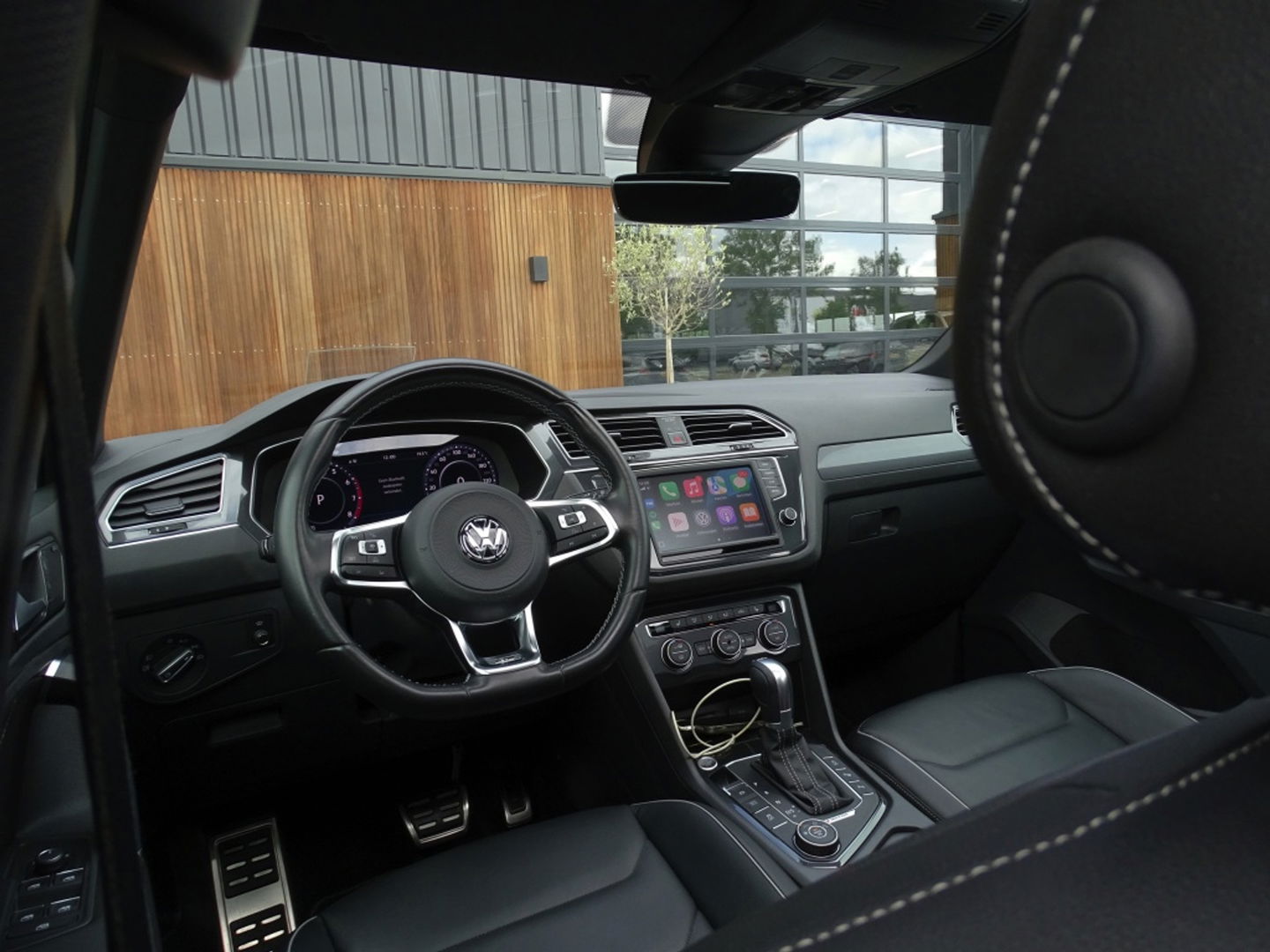 Volkswagen Tiguan 2.0 TSI 4-Motion 180PK / R-Line / ACC / Keyless / Pano / LED /