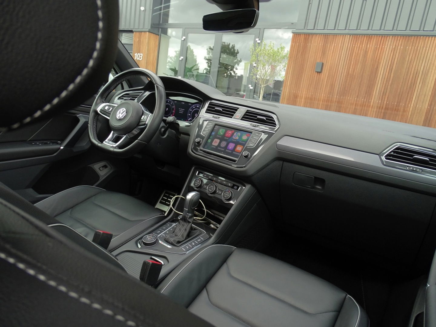Volkswagen Tiguan 2.0 TSI 4-Motion 180PK / R-Line / ACC / Keyless / Pano / LED /
