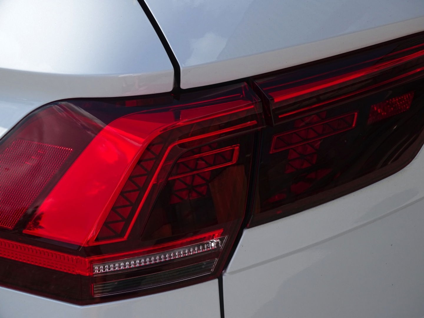 Volkswagen Tiguan 2.0 TSI 4-Motion 180PK / R-Line / ACC / Keyless / Pano / LED /