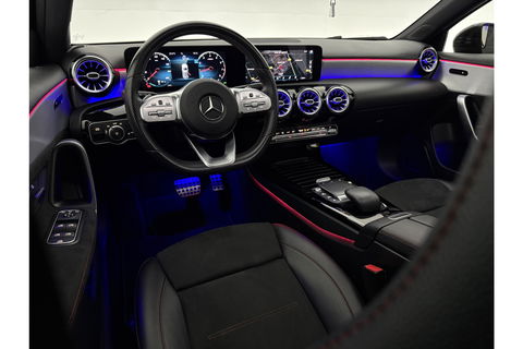 Mercedes-Benz A-Klasse 180 Business Solution AMG Pano Sfeerverl. Virtual LED Clima Cruise Carplay Navi PDC 18"LMV