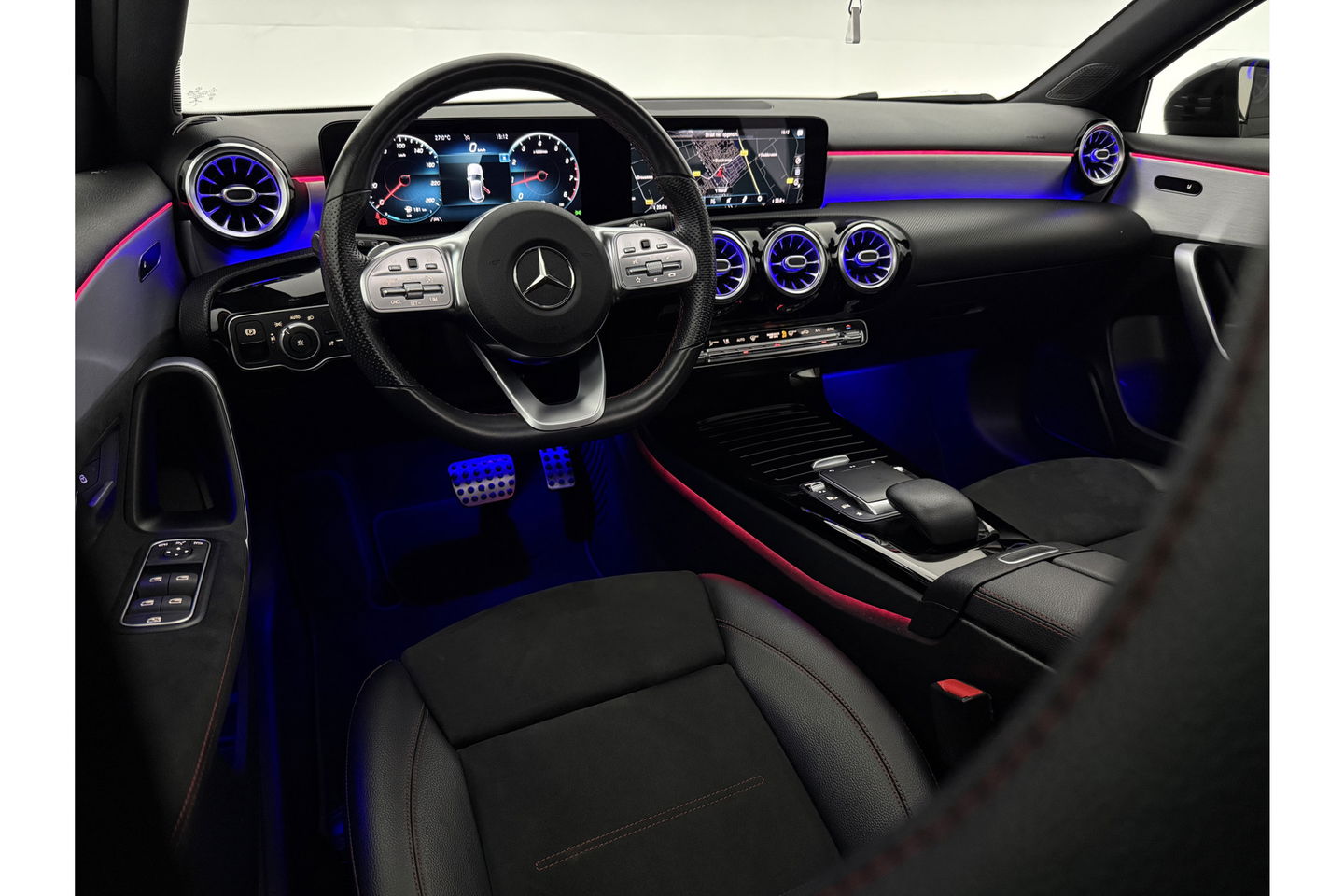 Mercedes-Benz A-Klasse 180 Business Solution AMG Pano Sfeerverl. Virtual LED Clima Cruise Carplay Navi PDC 18"LMV