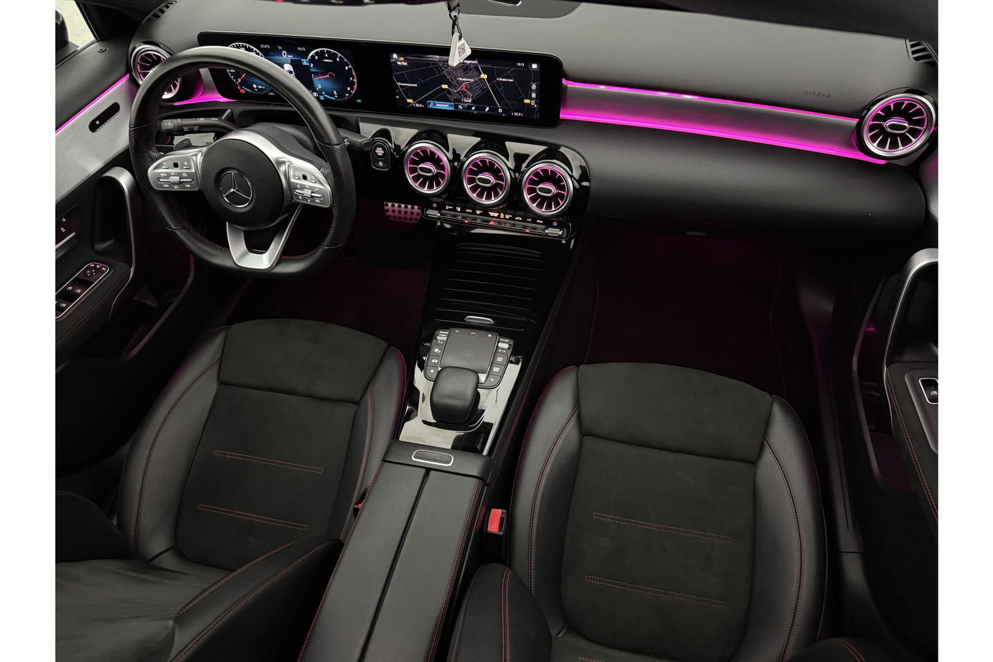 Mercedes-Benz A-Klasse 180 Business Solution AMG Pano Sfeerverl. Virtual LED Clima Cruise Carplay Navi PDC 18"LMV