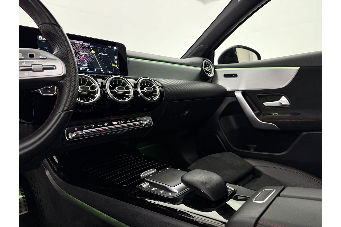 Mercedes-Benz A-Klasse 180 Business Solution AMG Pano Sfeerverl. Virtual LED Clima Cruise Carplay Navi PDC 18"LMV