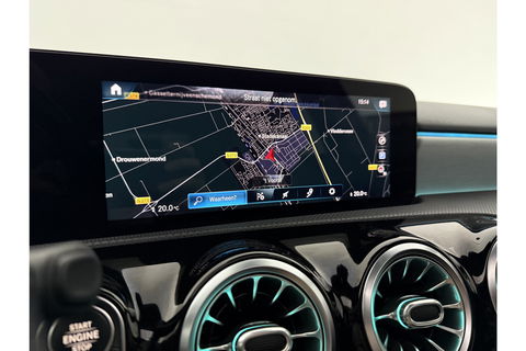 Mercedes-Benz A-Klasse 180 Business Solution AMG Pano Sfeerverl. Virtual LED Clima Cruise Carplay Navi PDC 18"LMV