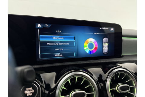 Mercedes-Benz A-Klasse 180 Business Solution AMG Pano Sfeerverl. Virtual LED Clima Cruise Carplay Navi PDC 18"LMV
