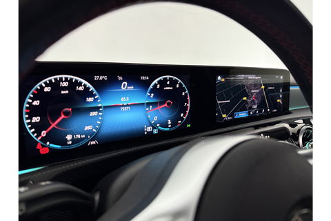 Mercedes-Benz A-Klasse 180 Business Solution AMG Pano Sfeerverl. Virtual LED Clima Cruise Carplay Navi PDC 18"LMV