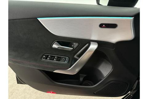 Mercedes-Benz A-Klasse 180 Business Solution AMG Pano Sfeerverl. Virtual LED Clima Cruise Carplay Navi PDC 18"LMV