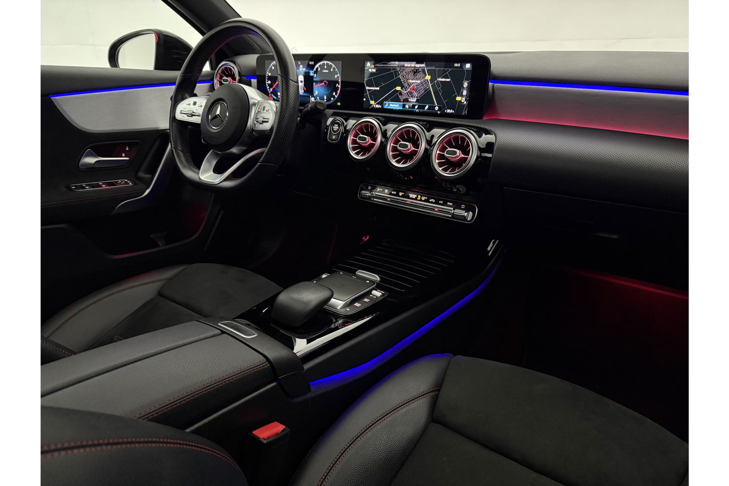 Mercedes-Benz A-Klasse 180 Business Solution AMG Pano Sfeerverl. Virtual LED Clima Cruise Carplay Navi PDC 18"LMV