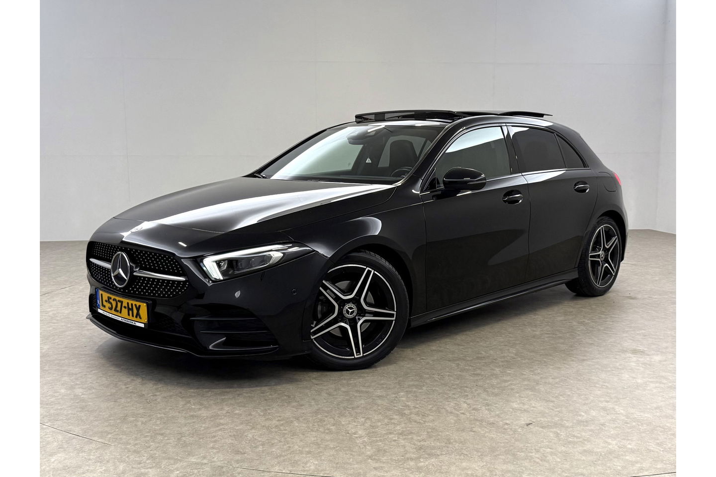Mercedes-Benz A-Klasse 180 Business Solution AMG Pano Sfeerverl. Virtual LED Clima Cruise Carplay Navi PDC 18"LMV