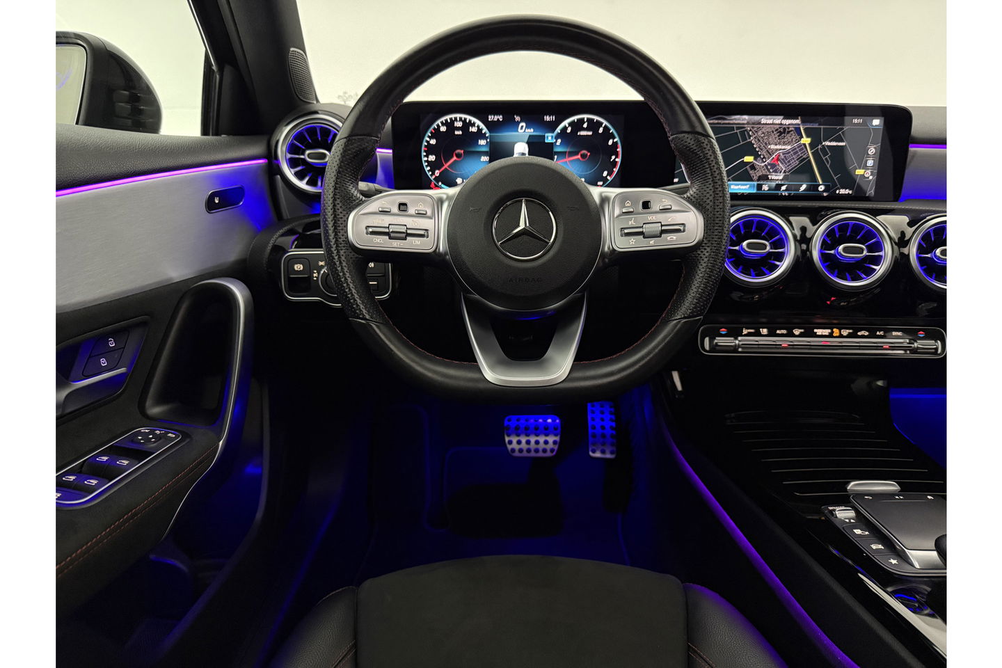 Mercedes-Benz A-Klasse 180 Business Solution AMG Pano Sfeerverl. Virtual LED Clima Cruise Carplay Navi PDC 18"LMV