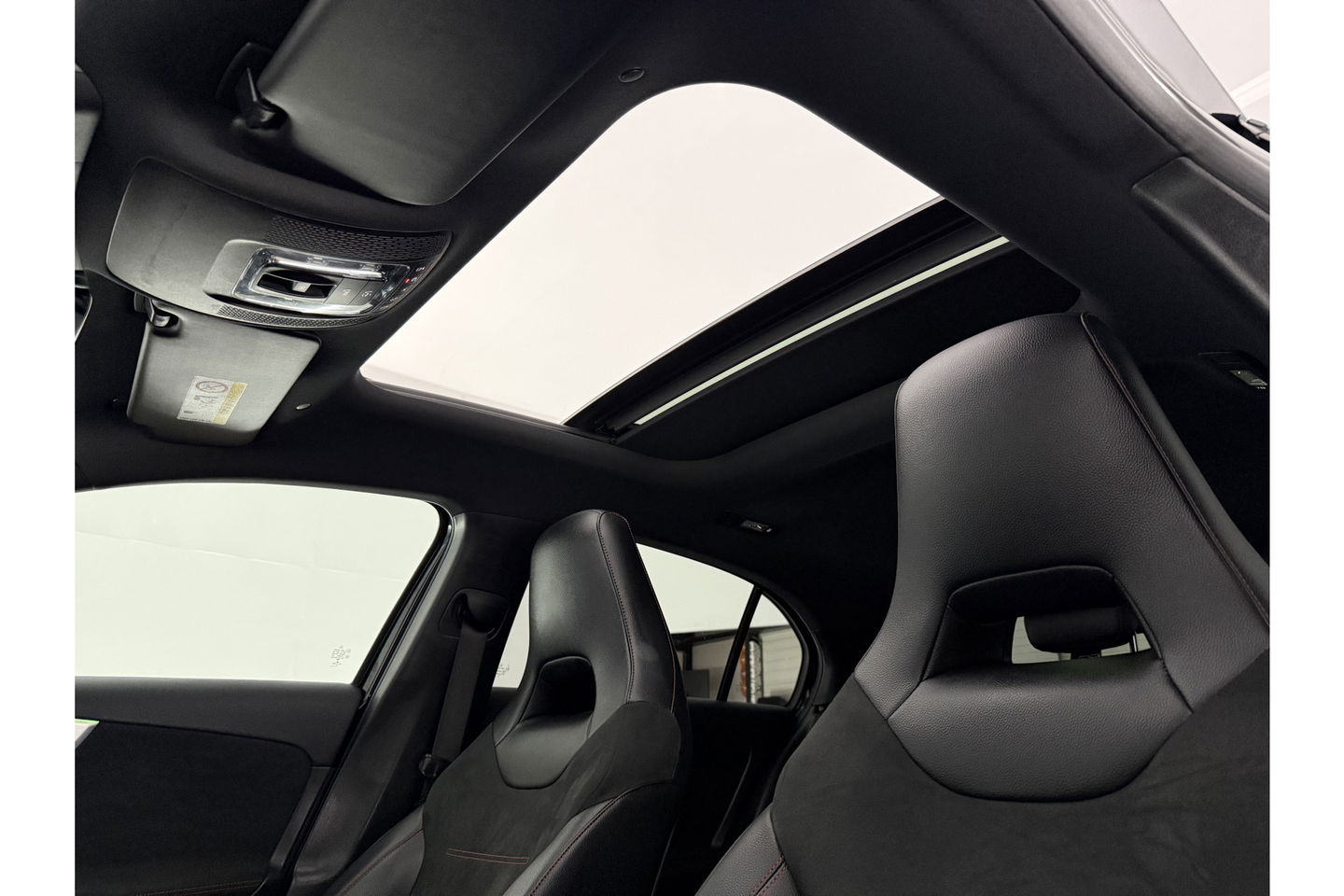 Mercedes-Benz A-Klasse 180 Business Solution AMG Pano Sfeerverl. Virtual LED Clima Cruise Carplay Navi PDC 18"LMV