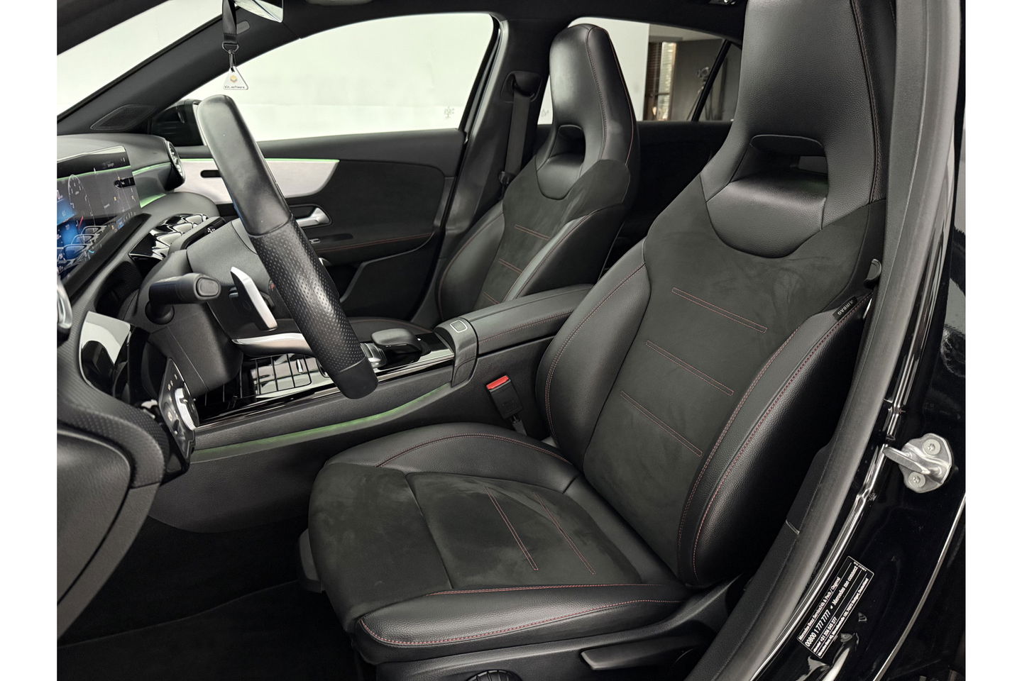 Mercedes-Benz A-Klasse 180 Business Solution AMG Pano Sfeerverl. Virtual LED Clima Cruise Carplay Navi PDC 18"LMV
