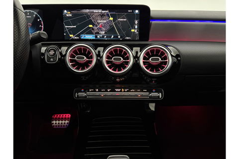 Mercedes-Benz A-Klasse 180 Business Solution AMG Pano Sfeerverl. Virtual LED Clima Cruise Carplay Navi PDC 18"LMV
