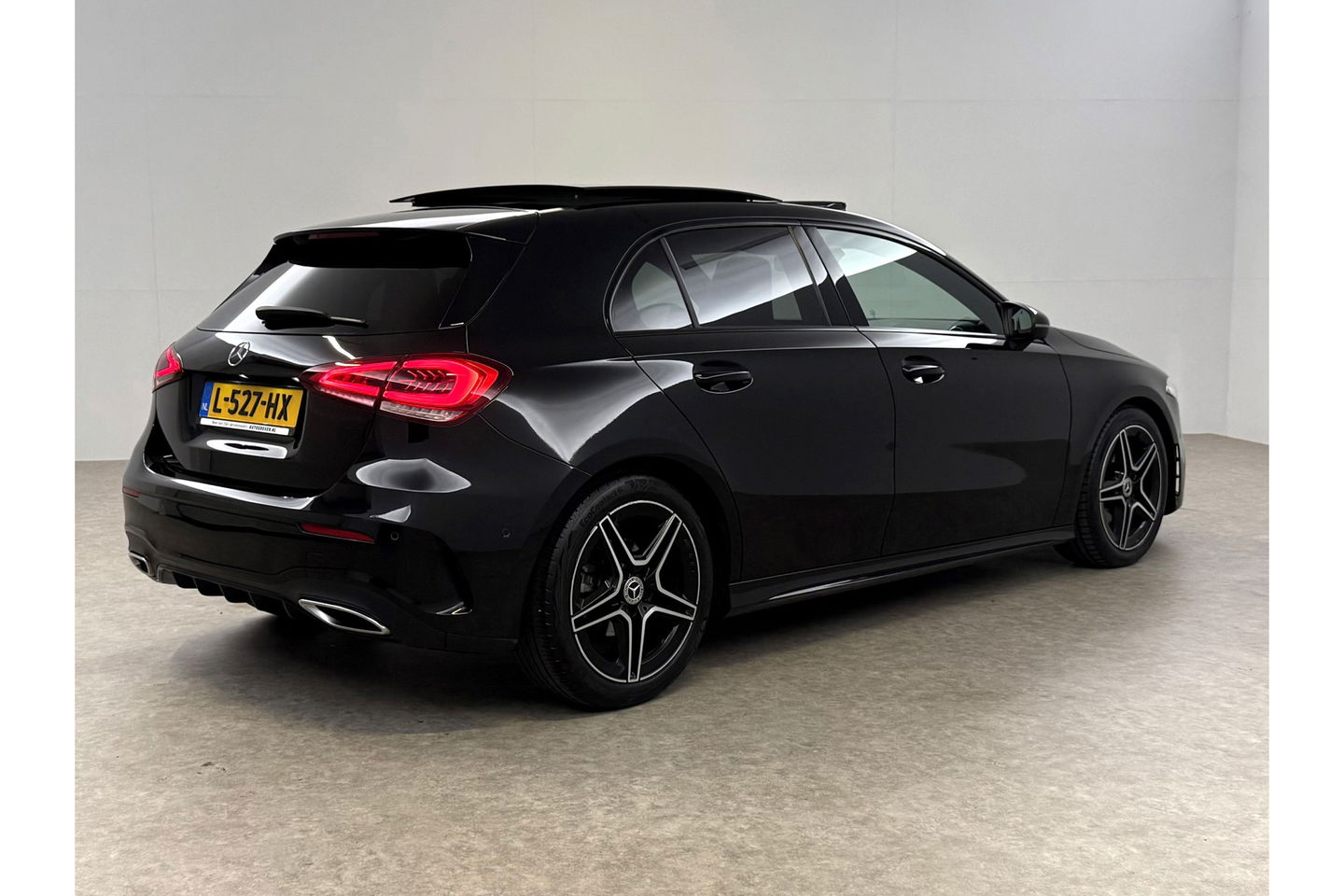 Mercedes-Benz A-Klasse 180 Business Solution AMG Pano Sfeerverl. Virtual LED Clima Cruise Carplay Navi PDC 18"LMV