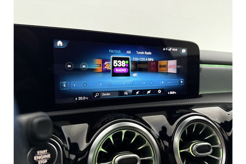Mercedes-Benz A-Klasse 180 Business Solution AMG Pano Sfeerverl. Virtual LED Clima Cruise Carplay Navi PDC 18"LMV