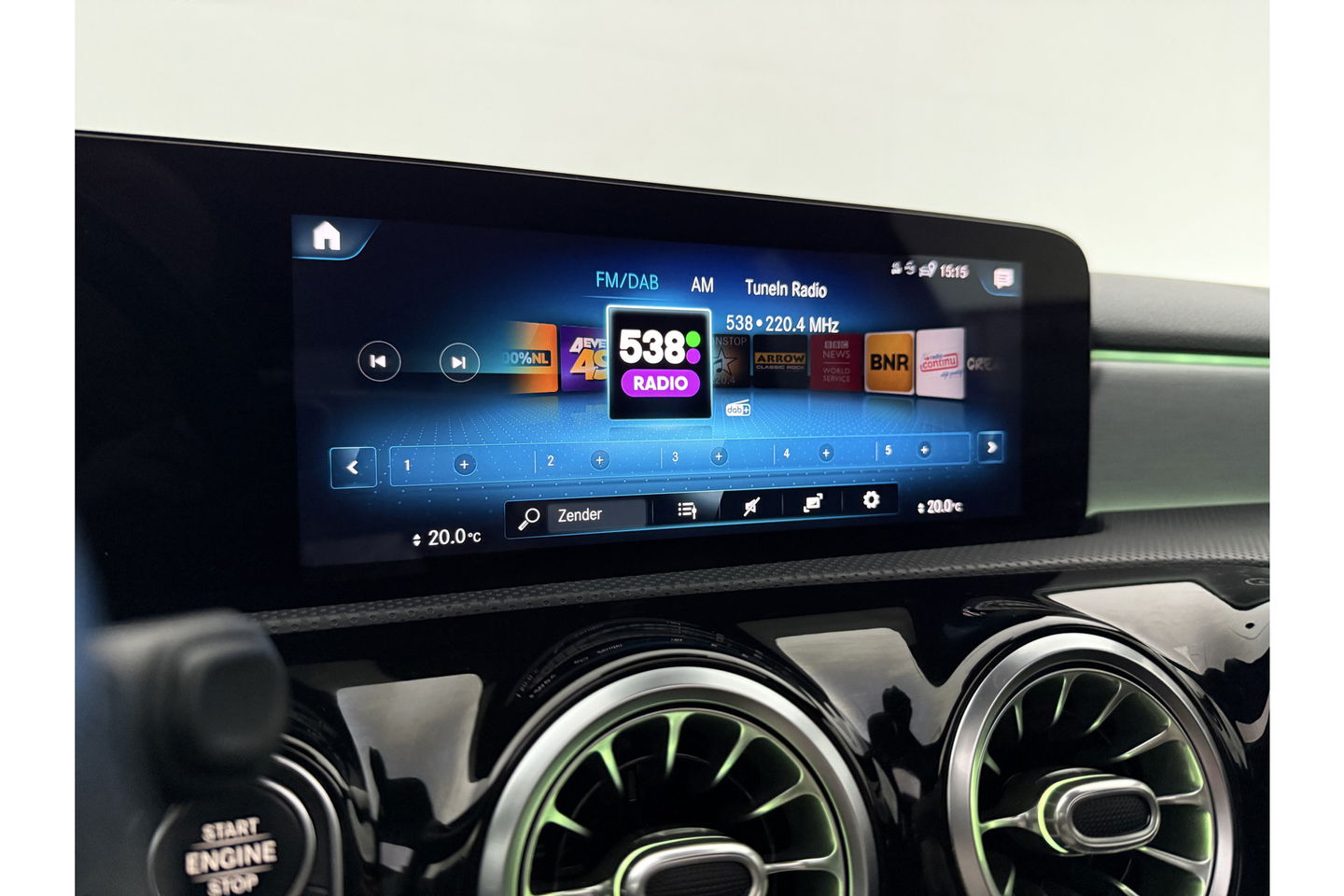 Mercedes-Benz A-Klasse 180 Business Solution AMG Pano Sfeerverl. Virtual LED Clima Cruise Carplay Navi PDC 18"LMV