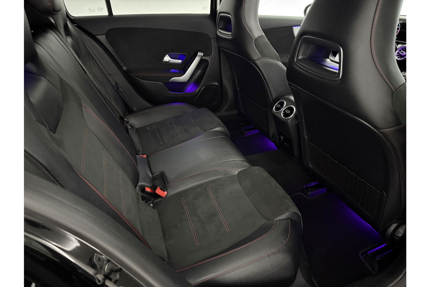 Mercedes-Benz A-Klasse 180 Business Solution AMG Pano Sfeerverl. Virtual LED Clima Cruise Carplay Navi PDC 18"LMV