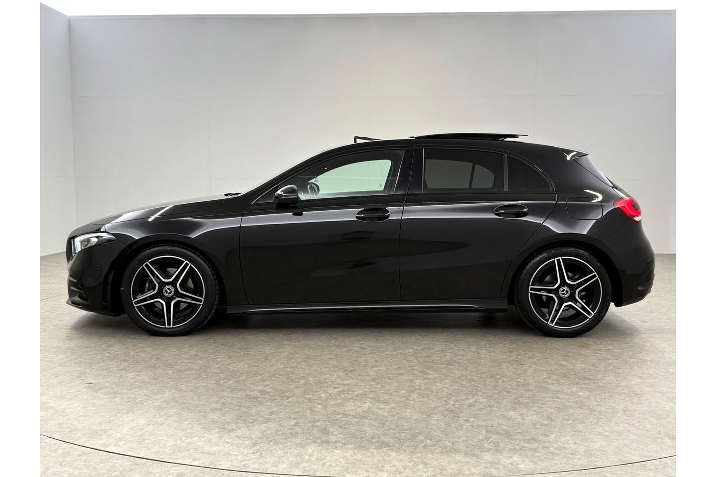 Mercedes-Benz A-Klasse 180 Business Solution AMG Pano Sfeerverl. Virtual LED Clima Cruise Carplay Navi PDC 18"LMV