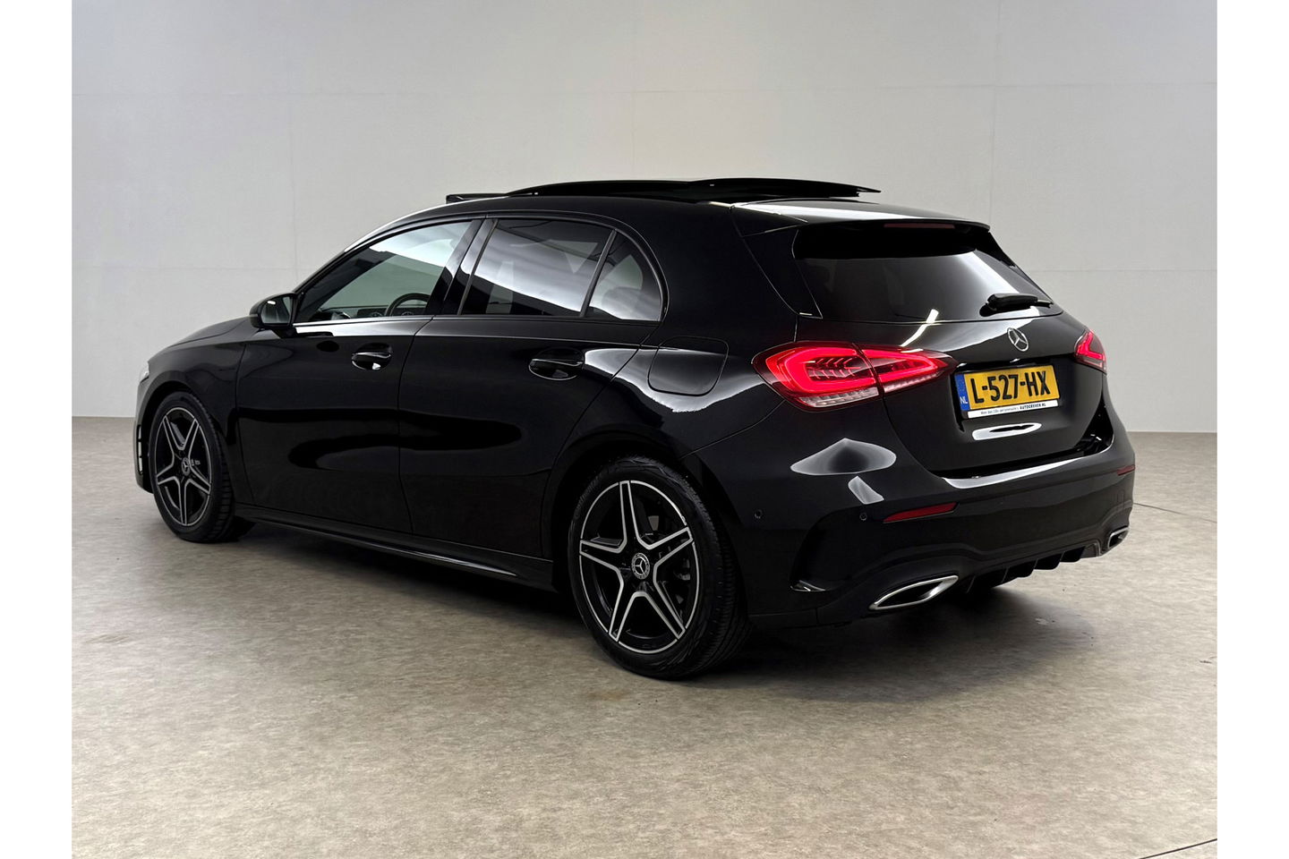 Mercedes-Benz A-Klasse 180 Business Solution AMG Pano Sfeerverl. Virtual LED Clima Cruise Carplay Navi PDC 18"LMV