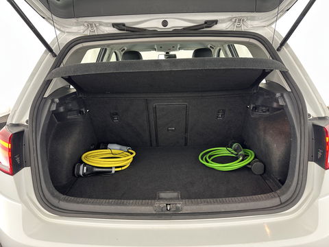 Volkswagen e-Golf Aut. *HEAT-PUMP | LUXURY-LEATHER | FULL-LED | NAVI-FULLMAP | CAMERA | HEATED-SPORTSEATS | ECC | CCS-FASTLOADER | PDC | CARPLAY | CRUISE | 16''ALU*