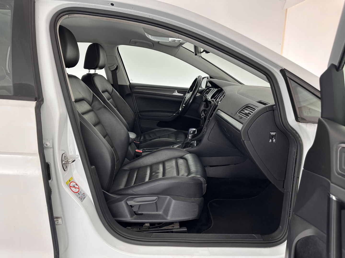 Volkswagen e-Golf Aut. *HEAT-PUMP | LUXURY-LEATHER | FULL-LED | NAVI-FULLMAP | CAMERA | HEATED-SPORTSEATS | ECC | CCS-FASTLOADER | PDC | CARPLAY | CRUISE | 16''ALU*