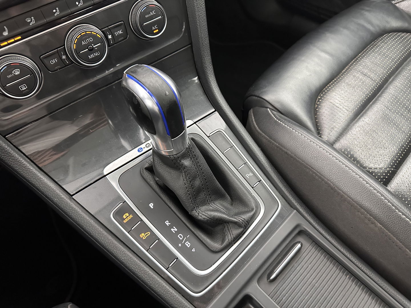 Volkswagen e-Golf Aut. *HEAT-PUMP | LUXURY-LEATHER | FULL-LED | NAVI-FULLMAP | CAMERA | HEATED-SPORTSEATS | ECC | CCS-FASTLOADER | PDC | CARPLAY | CRUISE | 16''ALU*