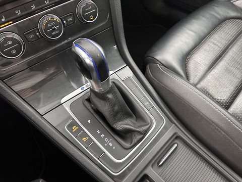 Volkswagen e-Golf Aut. *HEAT-PUMP | LUXURY-LEATHER | FULL-LED | NAVI-FULLMAP | CAMERA | HEATED-SPORTSEATS | ECC | CCS-FASTLOADER | PDC | CARPLAY | CRUISE | 16''ALU*