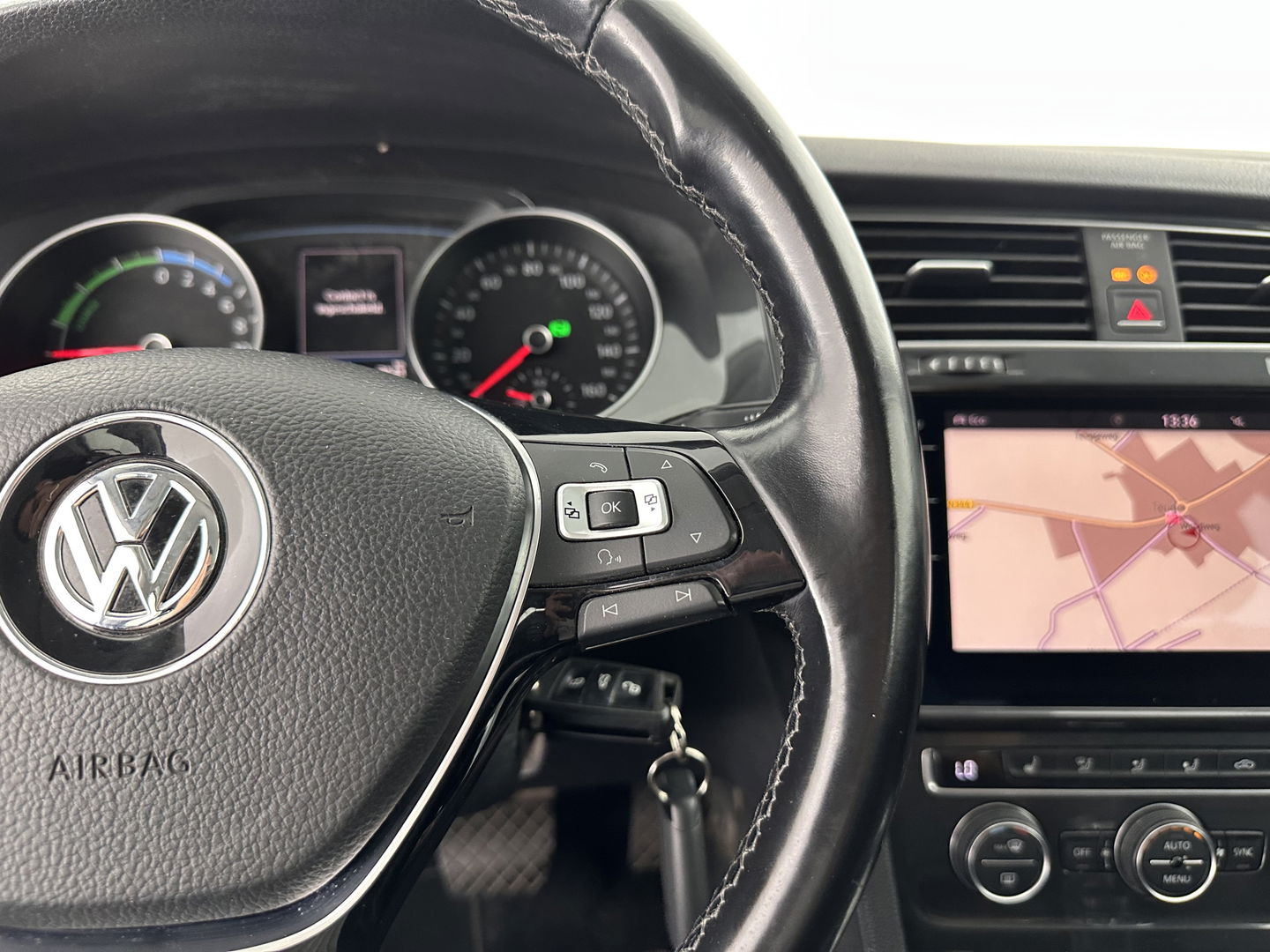 Volkswagen e-Golf Aut. *HEAT-PUMP | LUXURY-LEATHER | FULL-LED | NAVI-FULLMAP | CAMERA | HEATED-SPORTSEATS | ECC | CCS-FASTLOADER | PDC | CARPLAY | CRUISE | 16''ALU*