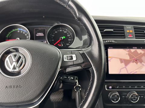 Volkswagen e-Golf Aut. *HEAT-PUMP | LUXURY-LEATHER | FULL-LED | NAVI-FULLMAP | CAMERA | HEATED-SPORTSEATS | ECC | CCS-FASTLOADER | PDC | CARPLAY | CRUISE | 16''ALU*