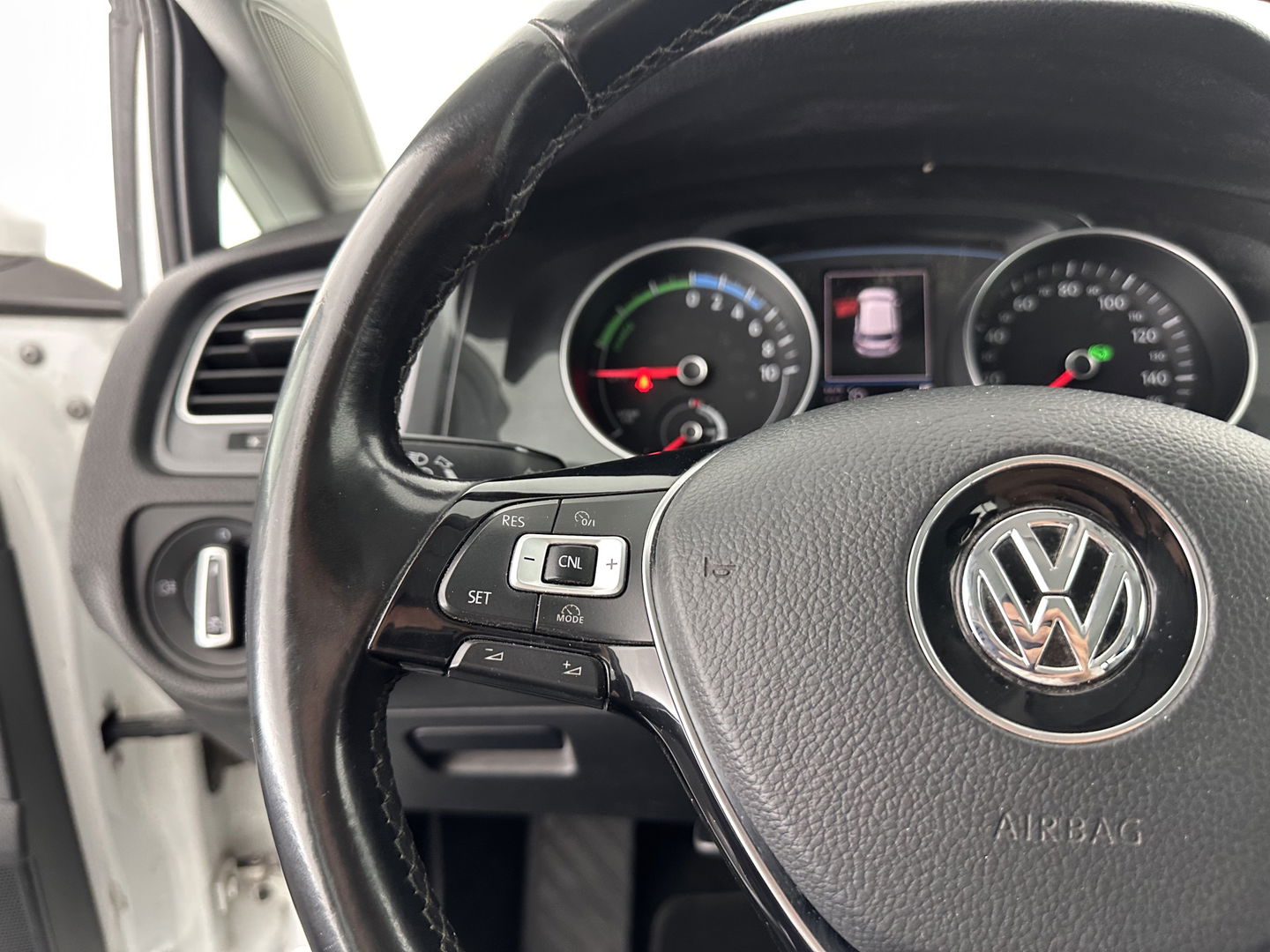 Volkswagen e-Golf Aut. *HEAT-PUMP | LUXURY-LEATHER | FULL-LED | NAVI-FULLMAP | CAMERA | HEATED-SPORTSEATS | ECC | CCS-FASTLOADER | PDC | CARPLAY | CRUISE | 16''ALU*
