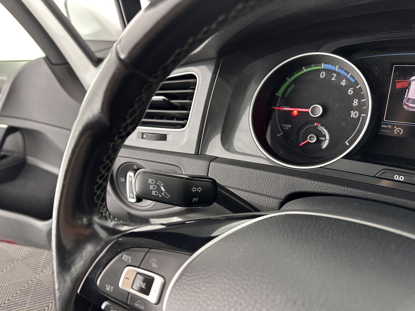 Volkswagen e-Golf Aut. *HEAT-PUMP | LUXURY-LEATHER | FULL-LED | NAVI-FULLMAP | CAMERA | HEATED-SPORTSEATS | ECC | CCS-FASTLOADER | PDC | CARPLAY | CRUISE | 16''ALU*